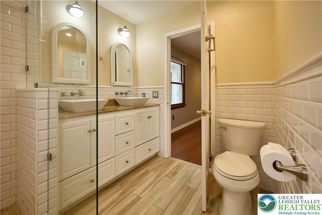 1989 West Point Drive, Bethlehem City, PA 18015