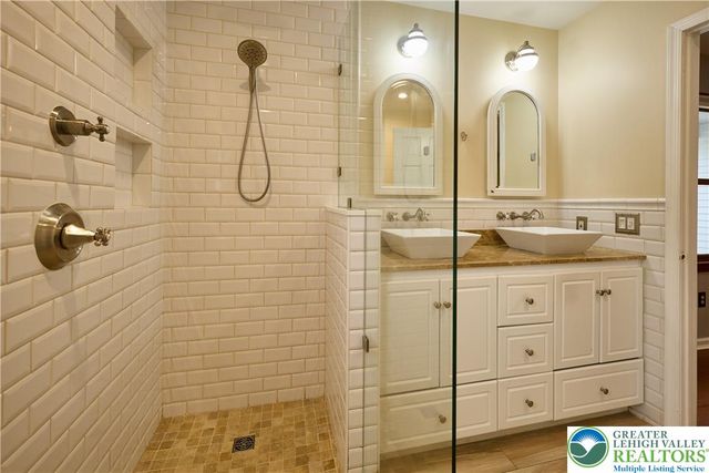 1989 West Point Drive, Bethlehem City, PA 18015