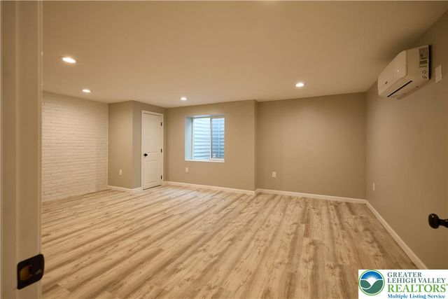 1989 West Point Drive, Bethlehem City, PA 18015