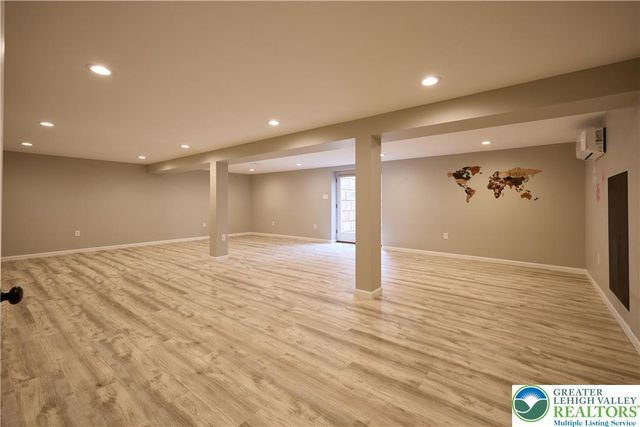 1989 West Point Drive, Bethlehem City, PA 18015