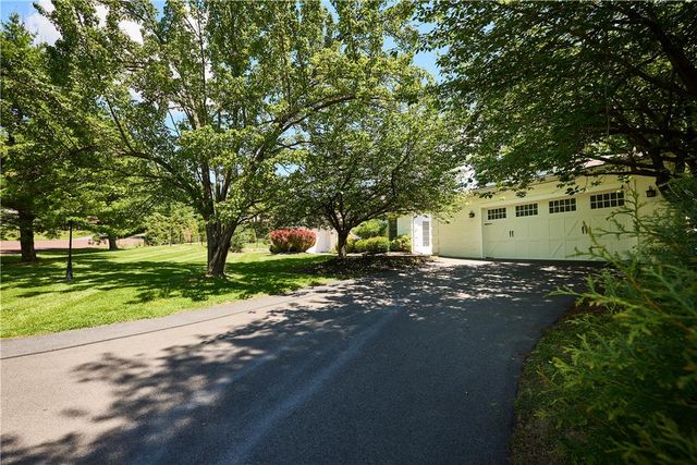 1989 West Point Drive, Bethlehem City, PA 18015