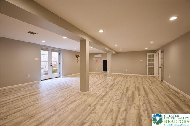 1989 West Point Drive, Bethlehem City, PA 18015