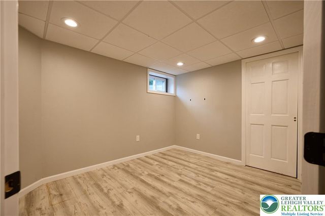 1989 West Point Drive, Bethlehem City, PA 18015