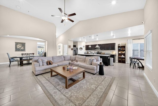 1727 Softwind Drive, Tulare, CA 93274