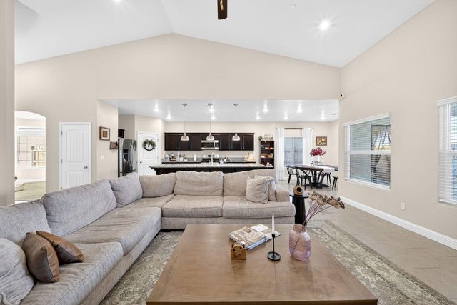 1727 Softwind Drive, Tulare, CA 93274