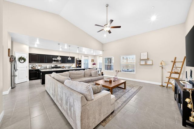 1727 Softwind Drive, Tulare, CA 93274