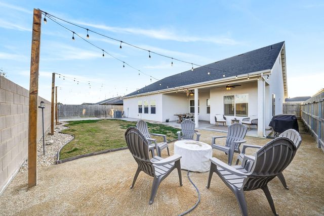 1727 Softwind Drive, Tulare, CA 93274