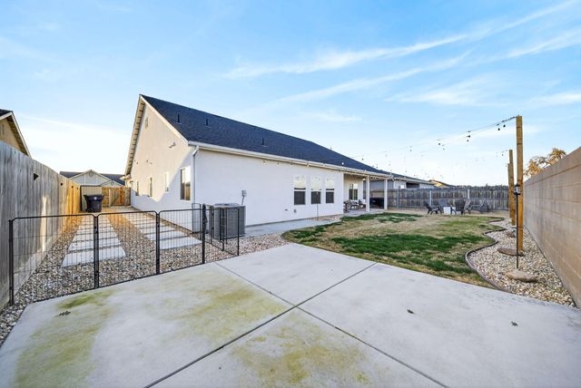 1727 Softwind Drive, Tulare, CA 93274