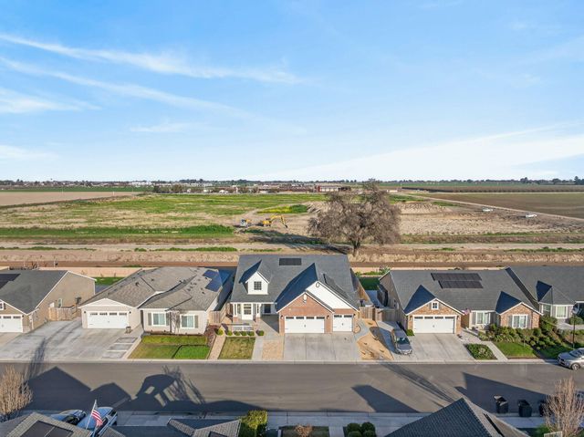 1727 Softwind Drive, Tulare, CA 93274