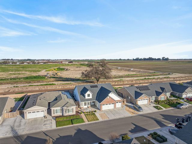 1727 Softwind Drive, Tulare, CA 93274