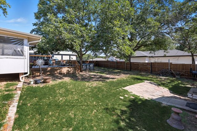 300 E Main Street, Whitesboro, TX 76273