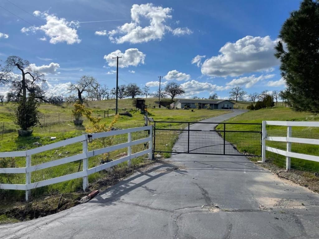 Image 2 of property listing at 10383 Jalapa Way, La Grange, CA 95329