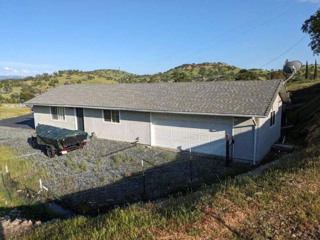 Image 5 of property listing at 10383 Jalapa Way, La Grange, CA 95329
