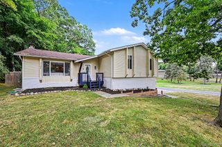 2104 Highfield Road, Waterford Charter Township, MI 48329