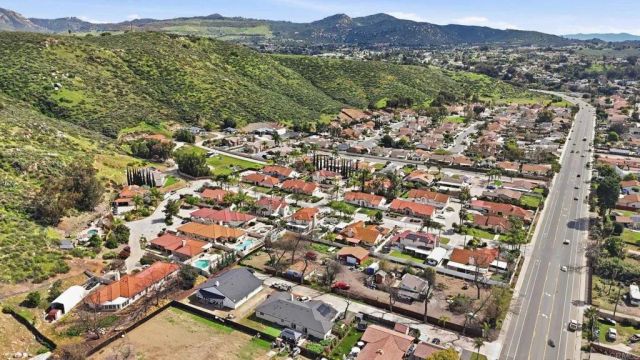 9391 Los Coches Road, Lakeside, CA 92040