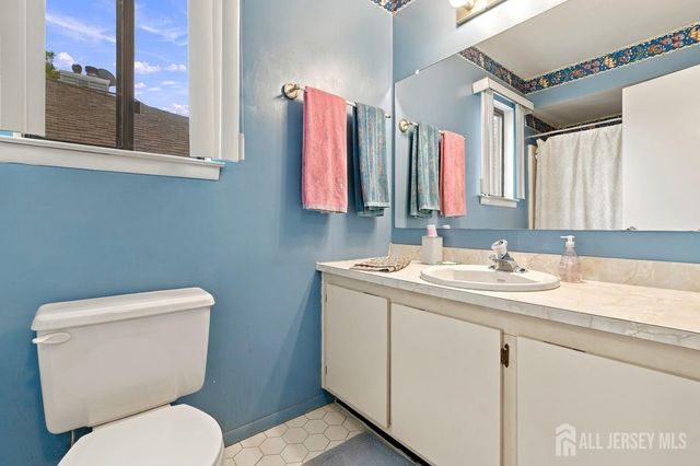 18 Oxford Lane, Middletown, NJ 07748