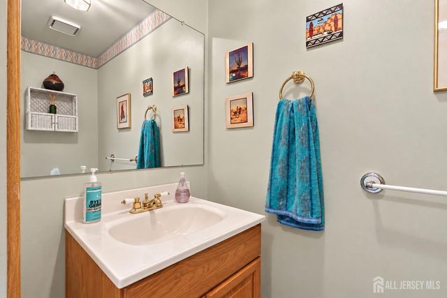 18 Oxford Lane, Middletown, NJ 07748
