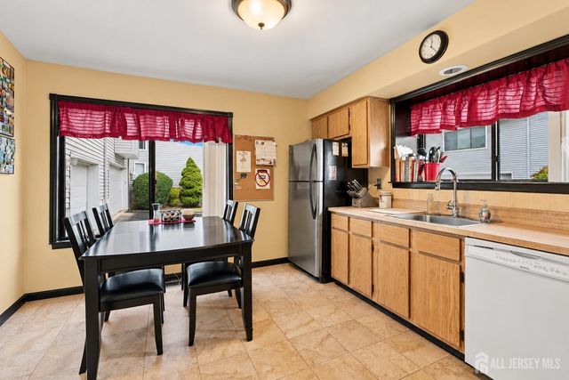 18 Oxford Lane, Middletown, NJ 07748