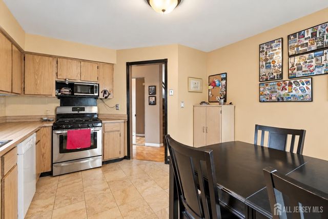 18 Oxford Lane, Middletown, NJ 07748