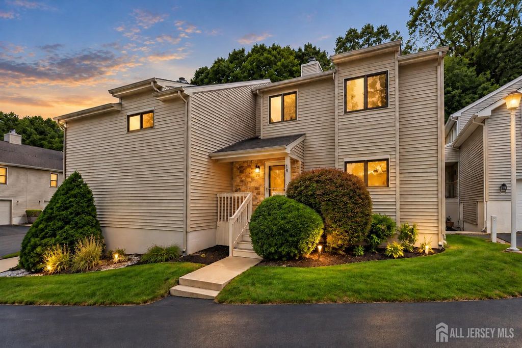 18 Oxford Lane, Middletown, NJ 07748