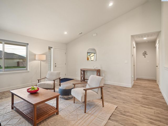 9101 Kent Pl, Pasco, WA 99301