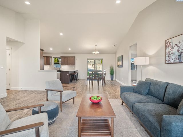 9101 Kent Pl, Pasco, WA 99301