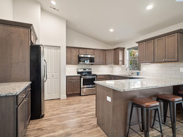 9101 Kent Pl, Pasco, WA 99301