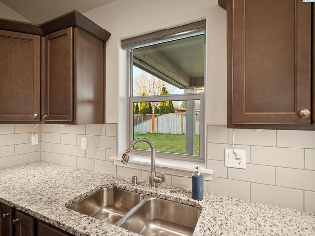 9101 Kent Pl, Pasco, WA 99301