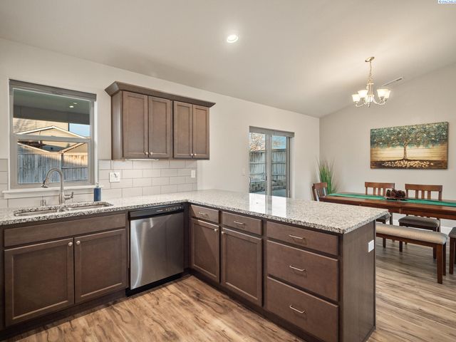 9101 Kent Pl, Pasco, WA 99301