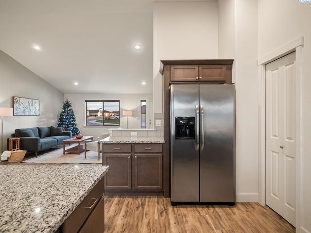 9101 Kent Pl, Pasco, WA 99301