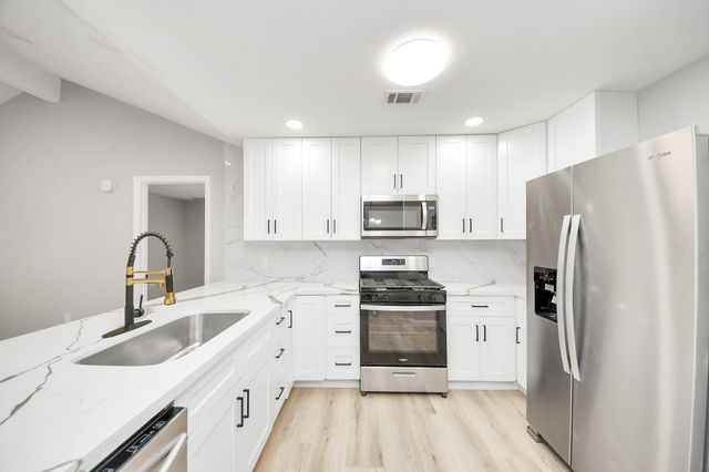 5212 Willowview Drive, Baytown, TX 77521
