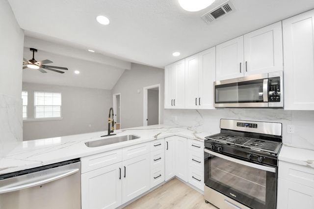 5212 Willowview Drive, Baytown, TX 77521