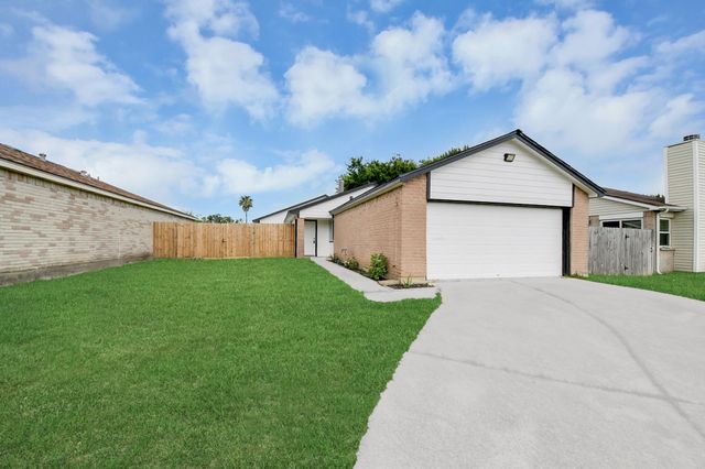 5212 Willowview Drive, Baytown, TX 77521