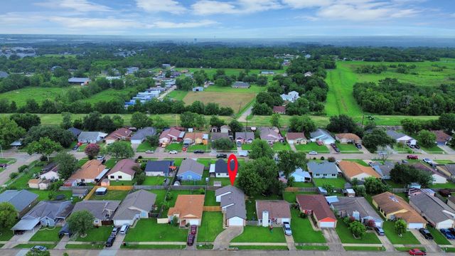 5212 Willowview Drive, Baytown, TX 77521