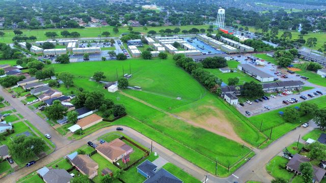 5212 Willowview Drive, Baytown, TX 77521