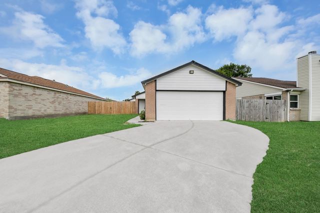5212 Willowview Drive, Baytown, TX 77521