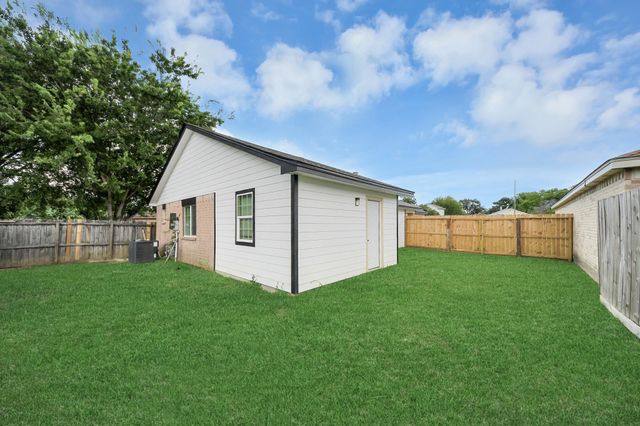 5212 Willowview Drive, Baytown, TX 77521