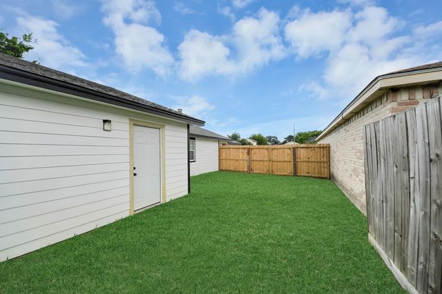 5212 Willowview Drive, Baytown, TX 77521