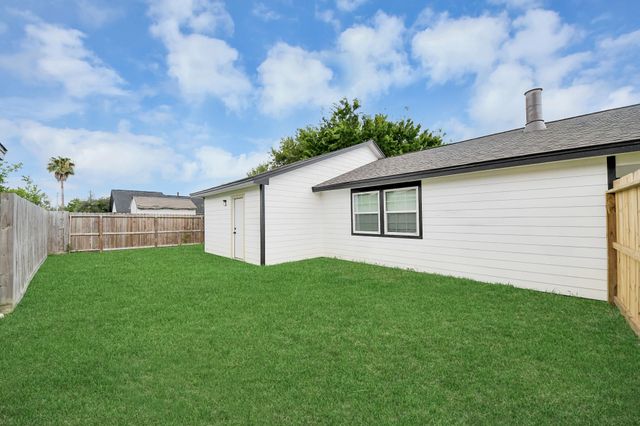 5212 Willowview Drive, Baytown, TX 77521