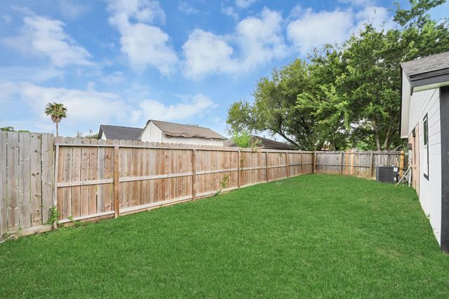 5212 Willowview Drive, Baytown, TX 77521