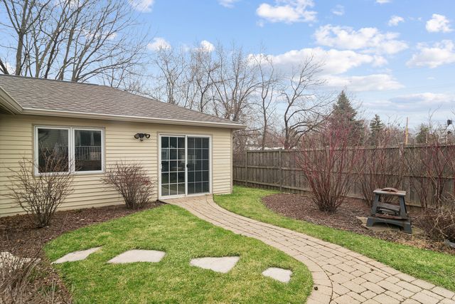 123 Raymond Avenue, Barrington, IL 60010