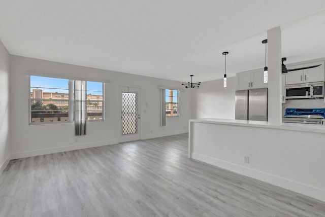 2053 Wolverton C, Boca Raton, FL 33434
