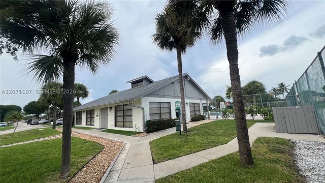 5437 Mendoza St, West Palm Beach, FL 33415