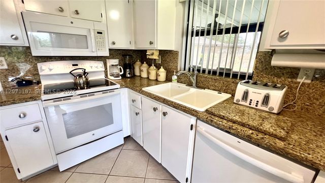 5437 Mendoza St, West Palm Beach, FL 33415