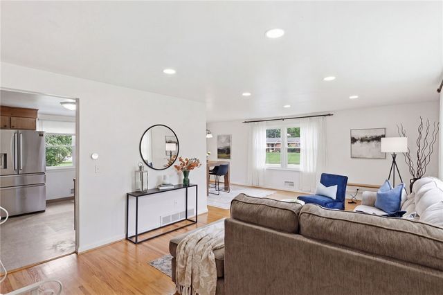 210 Crandon Way, Brighton, NY 14618