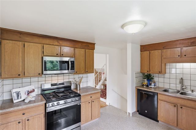 210 Crandon Way, Brighton, NY 14618