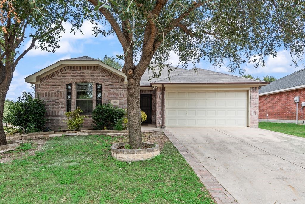 2833 Drycreek Lane, Dallas, TX 75237 — photo 2