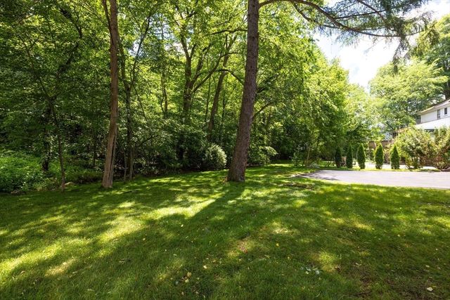 209 Bristol Rd, Wellesley, MA 02481