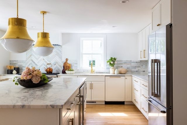 209 Bristol Rd, Wellesley, MA 02481