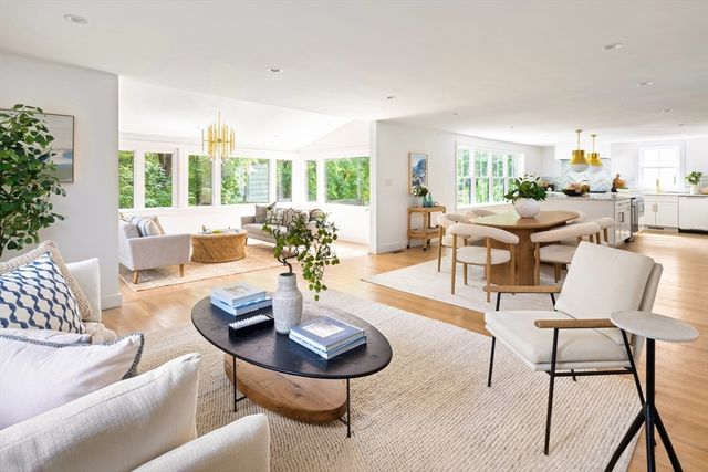 209 Bristol Rd, Wellesley, MA 02481